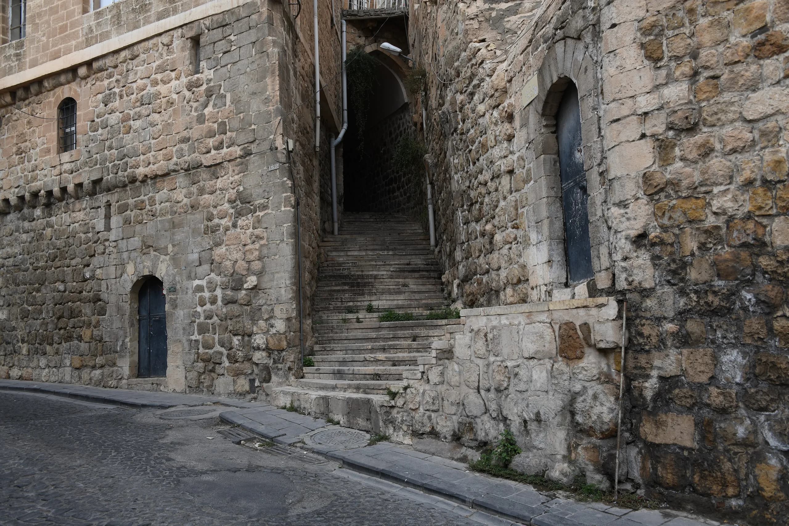 Eski Mardin'de taş basamaklı bir geçit. Fotoğraf: Dosseman, CC BY-SA 4.0