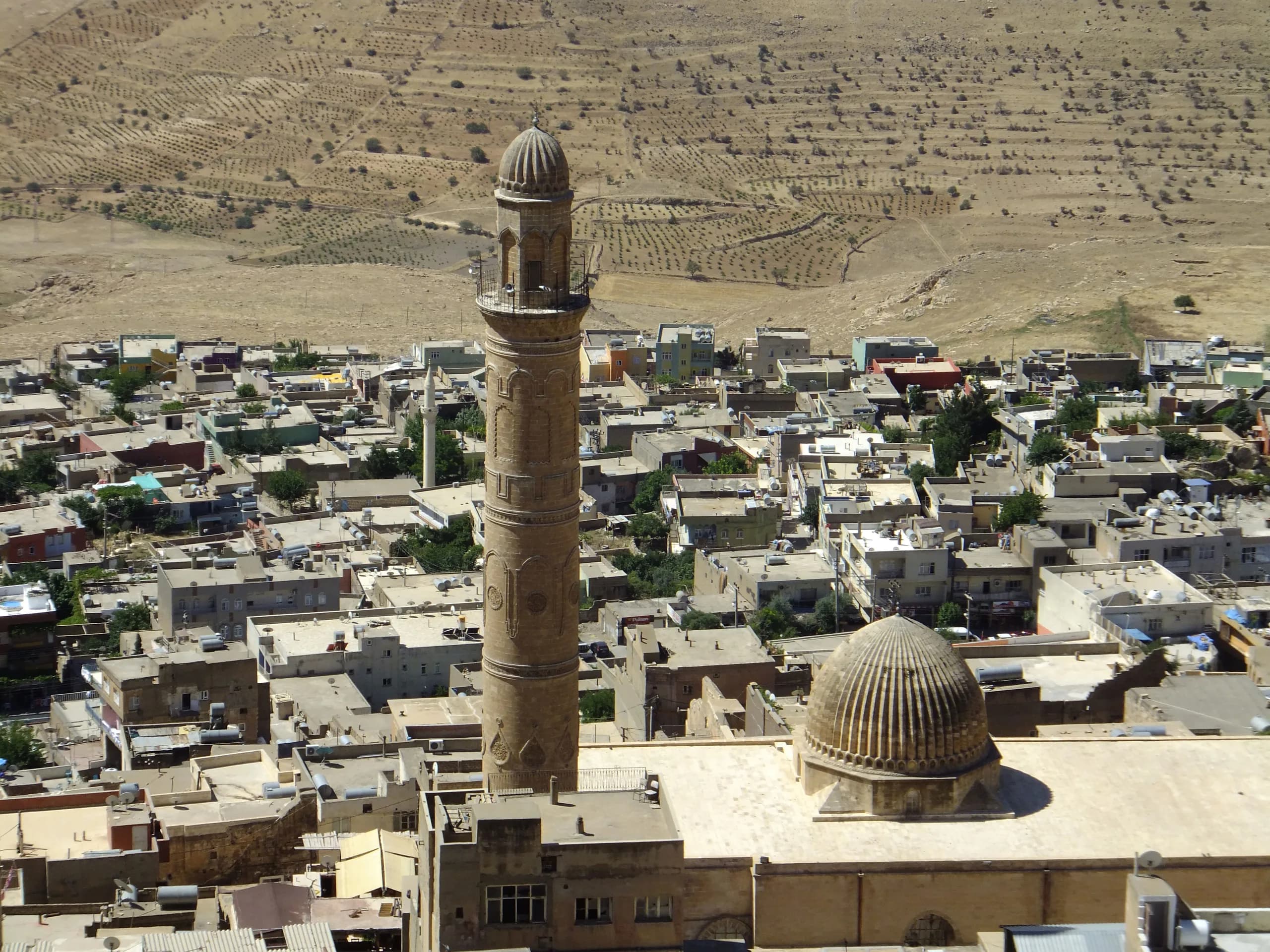 Mardin'de tarihi minare, kubbe ve ova. Fotoğraf: R Prazeres, CC BY-SA 4.0