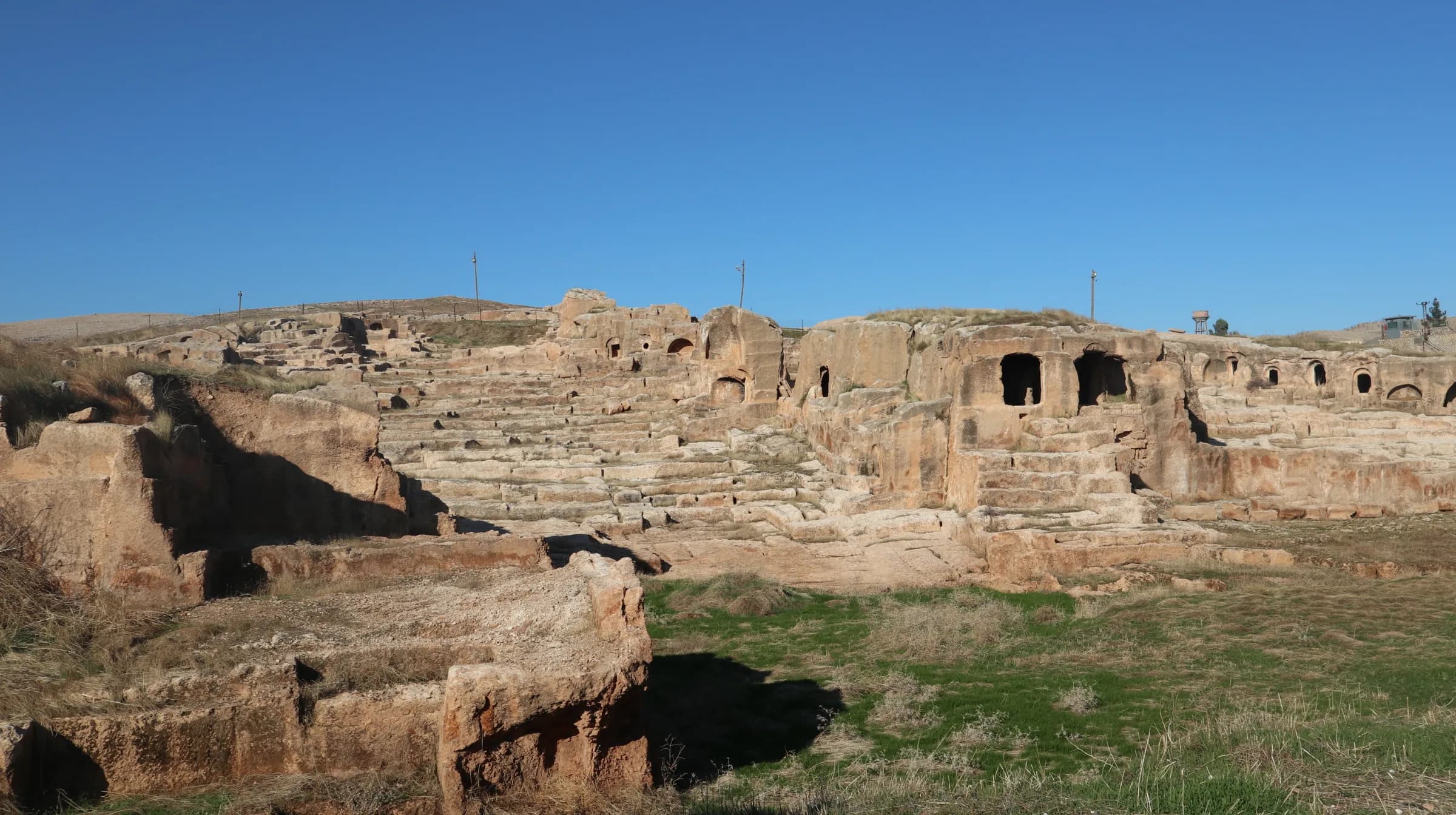 Dara Antik Kenti'nin kayaya oyulmuş kalıntıları. Fotoğraf: Mihrirojin, CC BY-SA 4.0