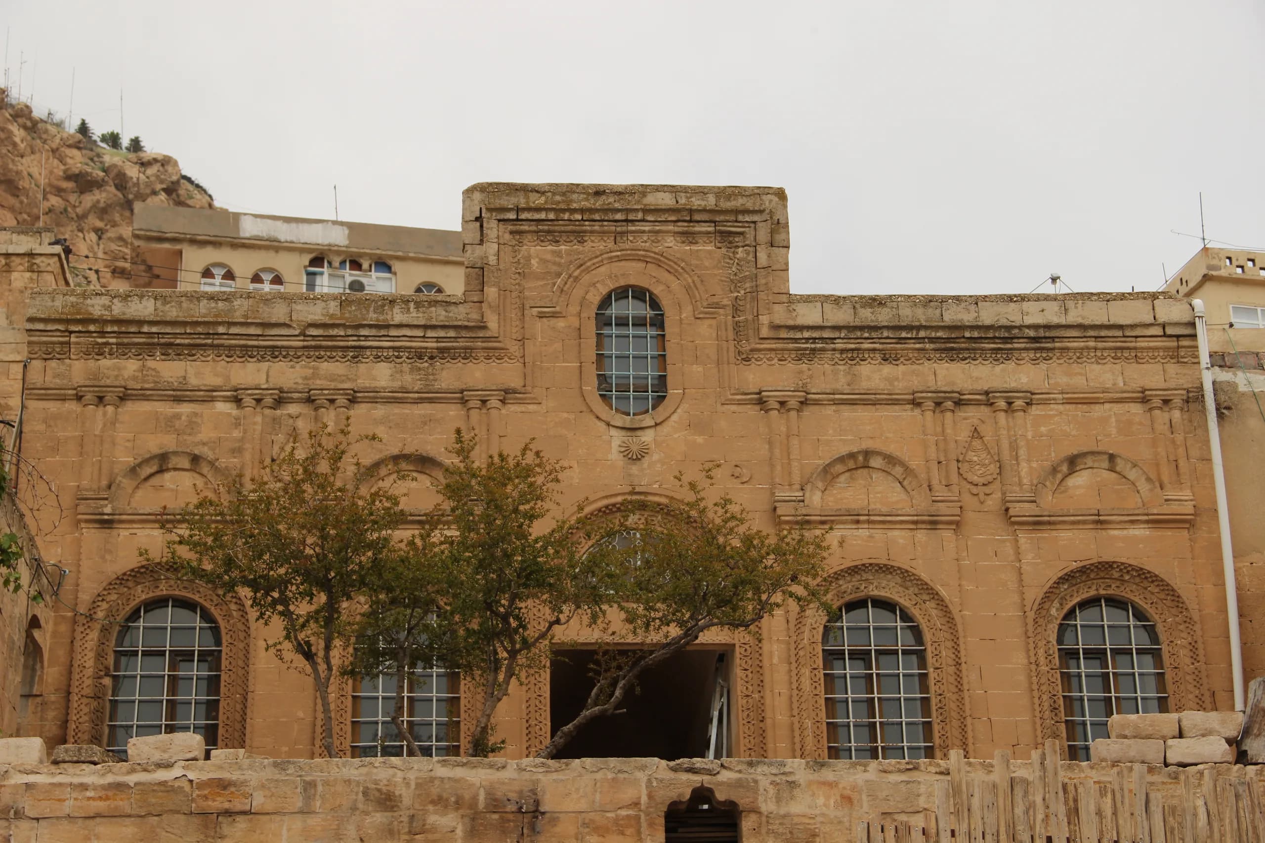 Eski Mardin'de oymalı kesme taş cephe. Fotoğraf: Hamdigumus, CC0